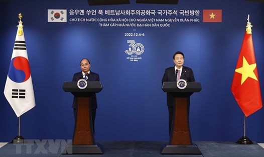 Chủ tịch nước Nguyễn Xuân Phúc và Tổng thống Hàn Quốc Yoon Suk-yeol gặp gỡ báo chí thông báo kết quả hội đàm. Ảnh: TTXVN