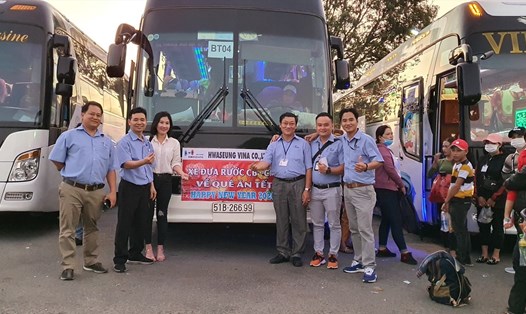 Ban giám đốc và Công đoàn cơ sở Công ty TNHH Hwaseung Vina hỗ trợ vé xe đưa công nhân về quê đón Tết Nhâm Dần 2022. Ảnh: Công đoàn Hwaseung Vina