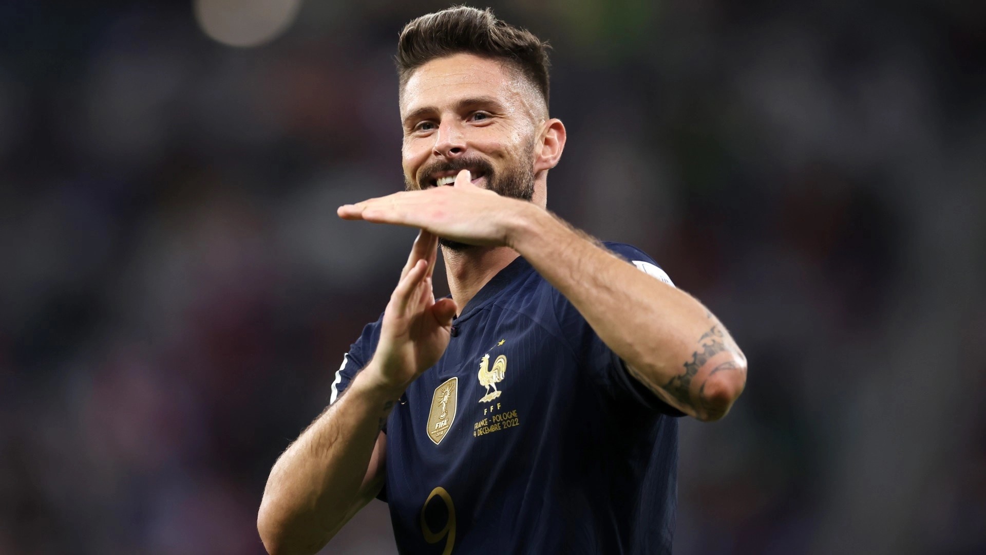 Giroud lặng lẽ bước vào ngôi đền huyền thoại của bóng đá Pháp