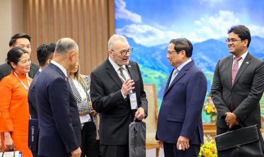 Thủ tướng Phạm Minh Chính trao đổi với các thành viên đoàn doanh nghiệp của USABC. Ảnh: VGP