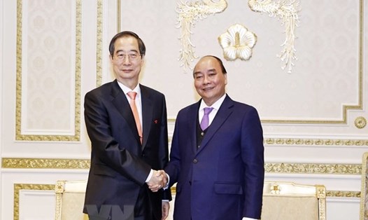 Chủ tịch nước Nguyễn Xuân Phúc hội kiến Thủ tướng Hàn Quốc Han Duck-soo. Ảnh: TTXVN