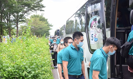 Công ty TNHH Hyosung Việt Nam (huyện Nhơn Trạch) tổ chức chuyến xe miễn phí đưa công nhân về quê ăn Tết năm 2021. Ảnh: Xuân Mai