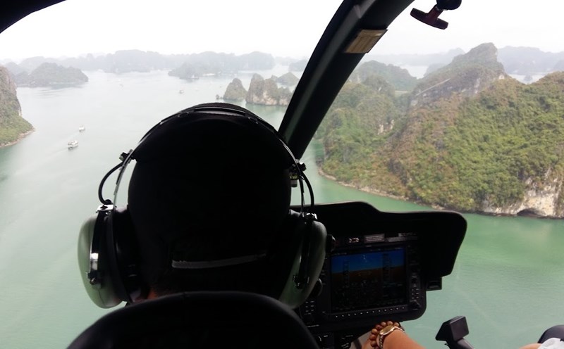 Bay trực thăng ngắm vịnh Hạ Long. Ảnh: Nguyễn Hùng