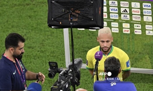 Neymar trả lời phỏng vấn sau trận. Ảnh: AFP