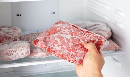 Thịt heo đông lạnh cần được xử lý kỹ để loại bỏ mùi hôi lâu ngày, gây ảnh hưởng khi chế biến món ăn. Ảnh: Xinhua