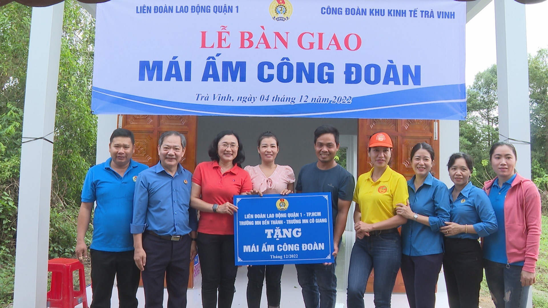 Bàn giao Mái ấm Công đoàn cho gia đình chị Thạch Thị Chan Tha. Ảnh: Trí Dũng