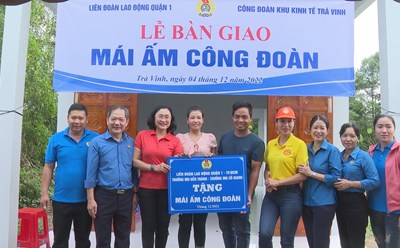 Bàn giao Mái ấm Công đoàn cho gia đình chị Thạch Thị Chan Tha. Ảnh: Trí Dũng