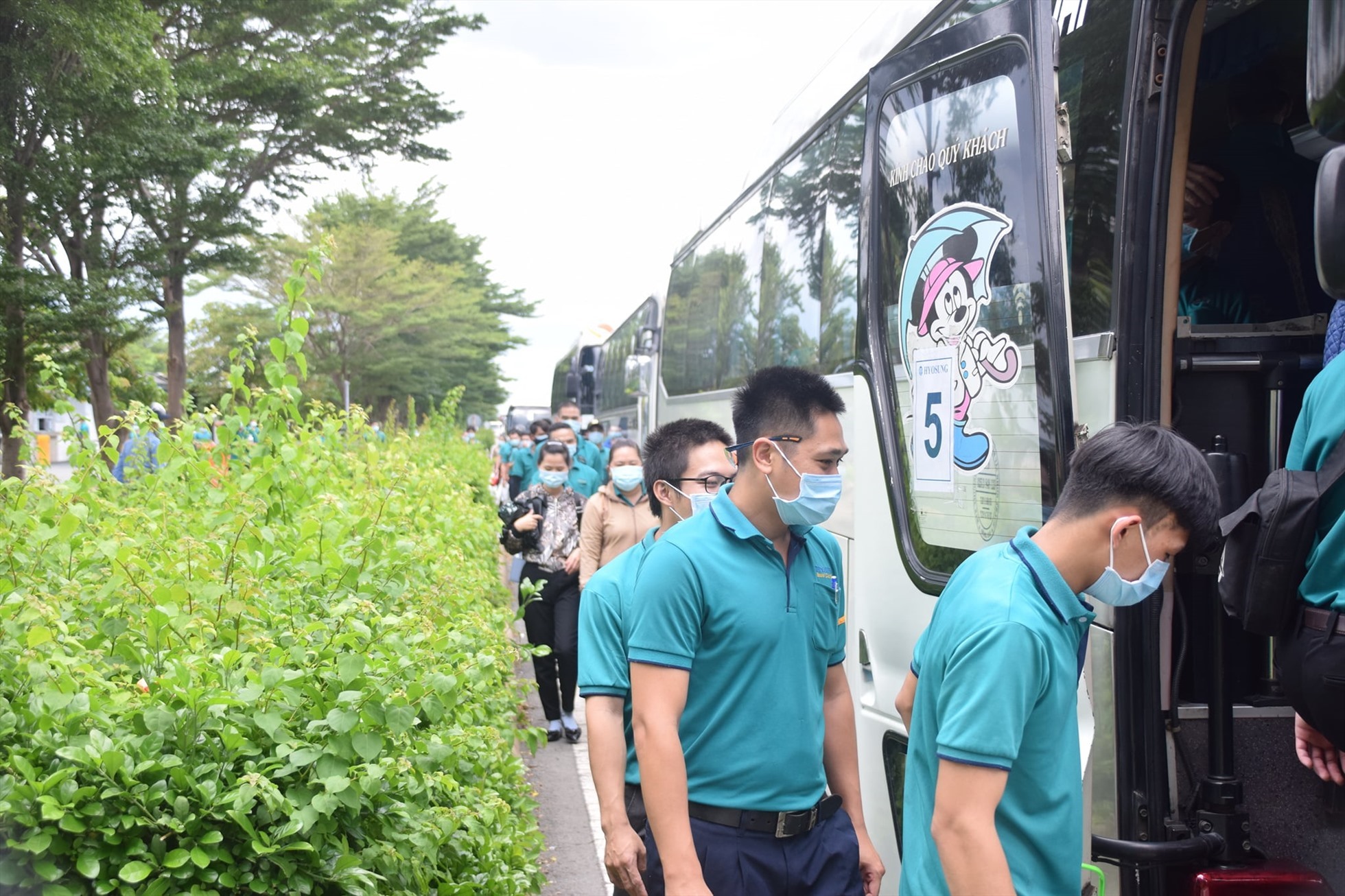 Công ty TNHH Hyosung Việt Nam (huyện Nhơn Trạch) tổ chức chuyến xe miễn phí đưa công nhân về quê ăn Tết năm 2021. Ảnh: Xuân Mai