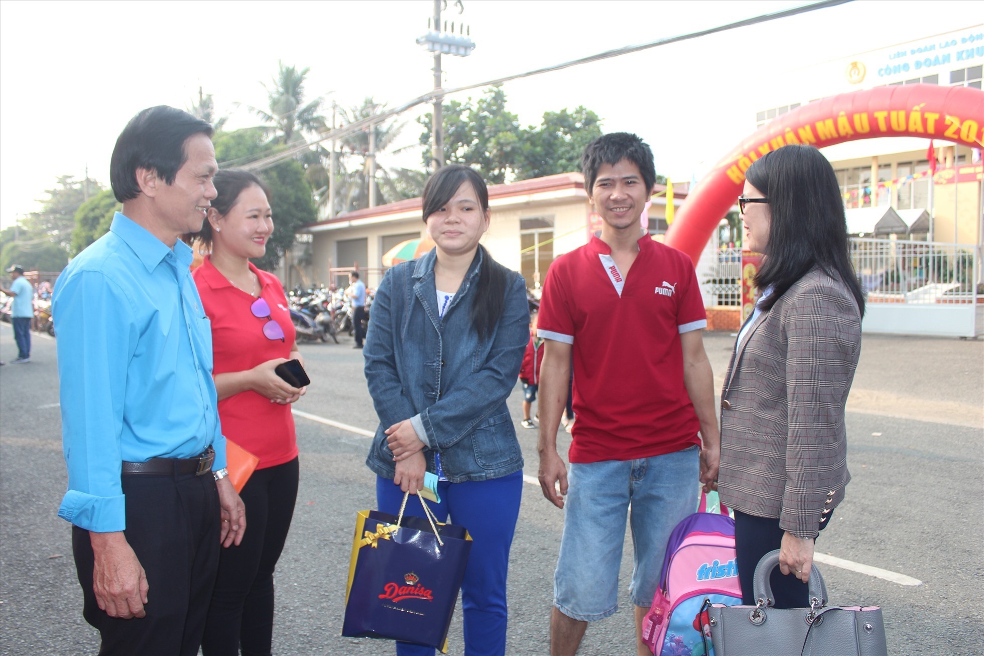 Lãnh đạo LĐLĐ tỉnh Đồng Nai thăm hỏi công nhân lao động trước khi họ về quê đón Tết năm 2022 trên chuyến xe do công đoàn tổ chức. Ảnh: Hà Anh Chiến