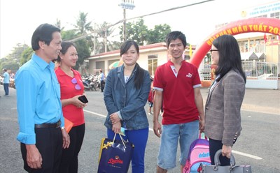 Lãnh đạo LĐLĐ tỉnh Đồng Nai thăm hỏi công nhân lao động trước khi họ về quê đón Tết năm 2022 trên chuyến xe do công đoàn tổ chức. Ảnh: Hà Anh Chiến