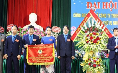 Lãnh đạo Liên đoàn Lao động tỉnh Hà Nam tặng Cờ đơn vị có thành tích xuất sắc trong phong trào thi đua năm 2022 cho Công đoàn cơ sở Công ty TNHH Hệ thống dây dẫn Sumi Việt Nam. Ảnh: Thuý Chinh