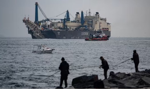 Khoảng 19 tàu chở dầu của Nga đang chờ đi qua vùng biển Thổ Nhĩ Kỳ vào 5.12. Ảnh: AFP
