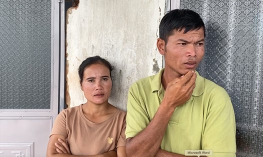 Vợ chồng anh A Nhong là hộ duy nhất bám trụ ở làng tái định cư. Ảnh Thanh Tuấn