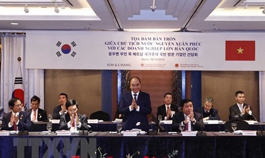 Chủ tịch nước Nguyễn Xuân Phúc dự toạ đàm với các doanh nghiệp lớn Hàn Quốc. Ảnh: TTXVN
