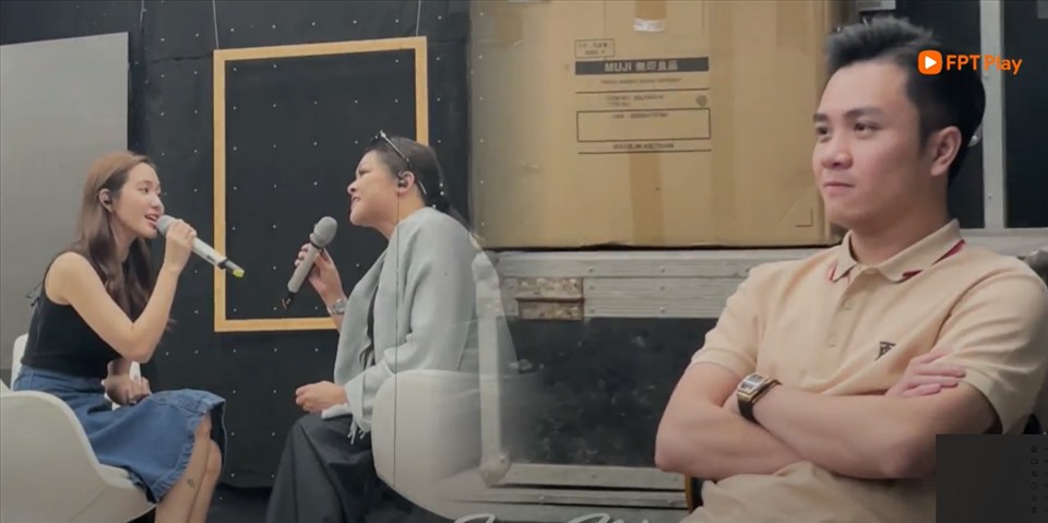 Ông xã doanh nhân Jang Mi tháp tùng vợ trong buồi ghi hình "Giao lộ thời gian". Ảnh: BTC