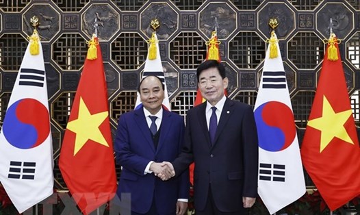 Chủ tịch nước Nguyễn Xuân Phúc và Chủ tịch Quốc hội Hàn Quốc Kim Jin-pyo. Ảnh: TTXVN