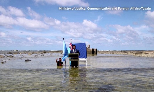 Ông Simon Kofe phát biểu tại một hòn đảo bị đe dọa bởi mực nước biển dâng cao. Ảnh: AFP