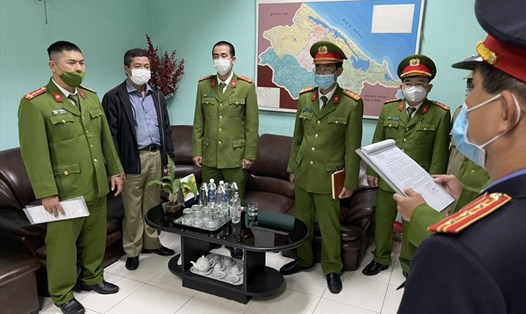 Ông Hoàng Văn Đức (thứ 2, trái sang) - Giám đốc CDC Thừa Thiên Huế bị khởi tố, bắt tạm giam vì hành vi sai phạm trong mua sắm, đấu thầu thiết bị y tế chống dịch COVID-19. Ảnh: Công an cung cấp.