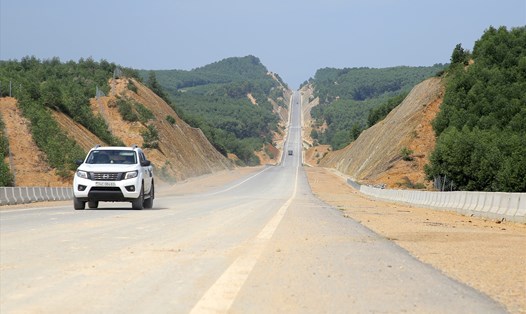 Cao tốc Cam Lộ - La Sơn đoạn qua tỉnh Quảng Trị đã hoàn tất việc thảm bê tông nhựa. Ảnh: Hưng Thơ.