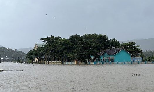 Phú Yên tiếp tục mưa lớn, nhiều tuyến đường, nhà dân bị chia cắt do nước lũ. Ảnh: Hoài Luân