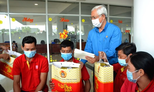 Chủ tịch LĐLĐ tỉnh An Giang Nguyễn Thiện Phú thăm, tặng quà cho người lao động. Ảnh: Lục Tùng