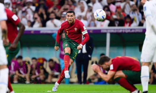 Ronaldo sút phạt trong trận gặp Uruguay ở vòng bảng World Cup 2022. Ảnh: AFP