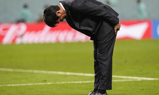 HLV Moriyasu cúi đầu xin lỗi người hâm mộ sau trận thua Croatia. Ảnh: AFP