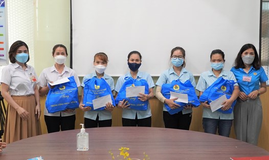 Trao quà hỗ trợ người lao động hoàn cảnh khó khăn tại Công ty TNHH sản xuất giày Uy Việt. Ảnh: Thành An