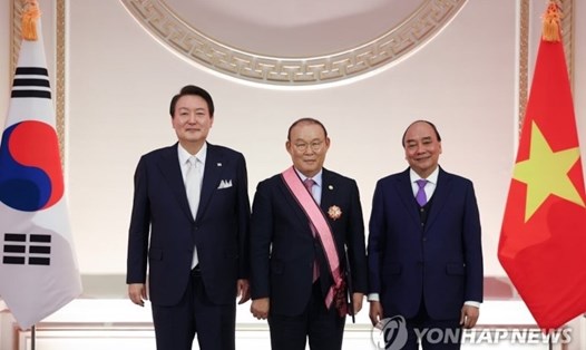 Huấn luyện viên Park Hang-seo được Tổng thống Hàn Quốc trao tặng huy chương Heungin trước sự chứng kiến của Chủ tịch nước Nguyễn Xuân Phúc. Ảnh: Yonhap