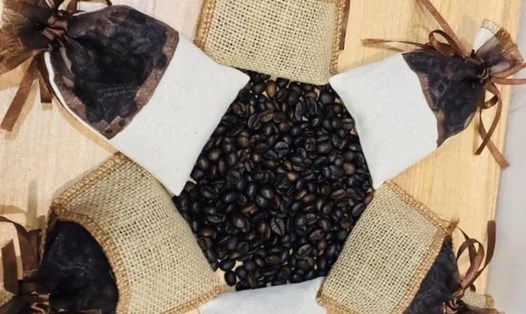 Hạt cà phê rang có một số lỗ nhỏ trên hạt có xu hướng hút ẩm và làm thay đổi mùi vị của hạt. Ảnh: Doãn Hằng