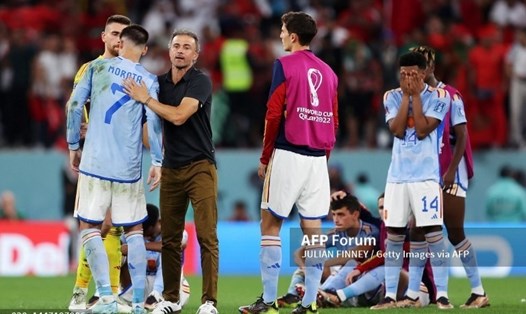 Huấn luyện viên Luis Enrique động viên các cầu thủ Tây Ban Nha sau trận thua Maroc. Ảnh: AFP