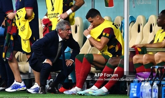 Huấn luyện viên Fernando Santos của Bồ Đào Nha động viên Ronaldo trên ghế dự bị. Ảnh: AFP