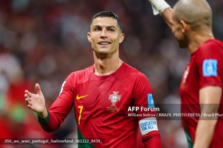 Ronaldo bỏ về phòng thay đồ trong lúc Bồ Đào Nha ăn mừng chiến thắng