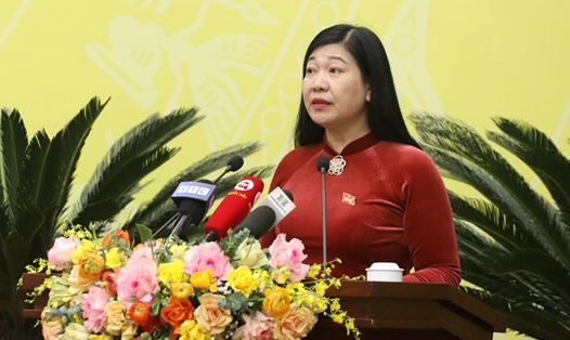 Chủ tịch Ủy ban MTTQ Việt Nam Thành phố Hà Nội Nguyễn Lan Hương báo cáo tại kỳ họp. Ảnh: Xuân Hải
