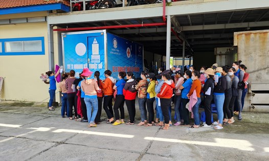 Tổ chức khám sàng lọc bệnh lao cho công nhân lao động ở KCN Suối Dầu. Ảnh: Phương Linh