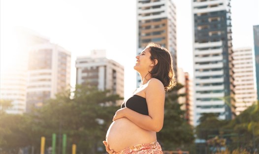 Mẹ bầu nên thường xuyên tắm nắng sẽ giúp thai nhi được cung cấp đầy đủ vitamin D, tăng cường sự phát triển của não bộ. Ảnh: Xinhua