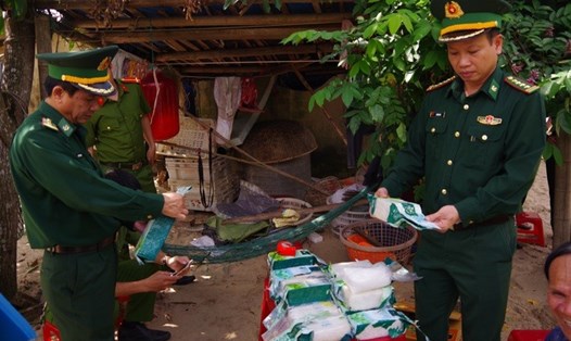 Lực lượng Công an và Bộ đội Biên phòng tỉnh Quảng Nam kiếm tra các túi ni lông bên trong chứa ma tuý tổng hợp. Ảnh: C04