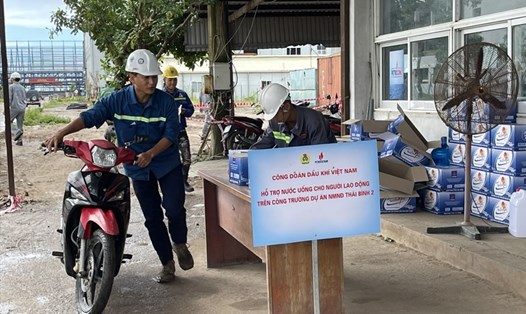 Công đoàn Dầu khí Việt Nam hỗ trợ nước uống cho người lao động trên công trường Dự án Nhà máy Nhiệt điện Thái Bình 2. Ảnh: Đăng Hùng