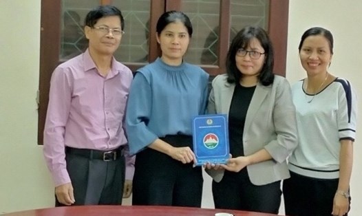 Phó Chủ tịch Liên đoàn Lao động huyện Ba Vì Phan Thị Hoa (thứ 2 từ trái sang) trao trợ cấp đột xuất cho chị Khuất Thị Thu Hà. Ảnh: Phùng Thiện