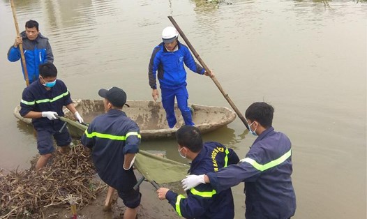 Một thi thể nam giới với nhiều vết bầm đã được phát hiện dưới sông nước tại thị trấn Hương Canh (Vĩnh Phúc). Ảnh: Công an Vĩnh Phúc.