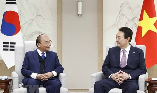 Chủ tịch nước Nguyễn Xuân Phúc gặp hẹp với Tổng thống Hàn Quốc Yoon Suk-yeol. Ảnh: TTXVN