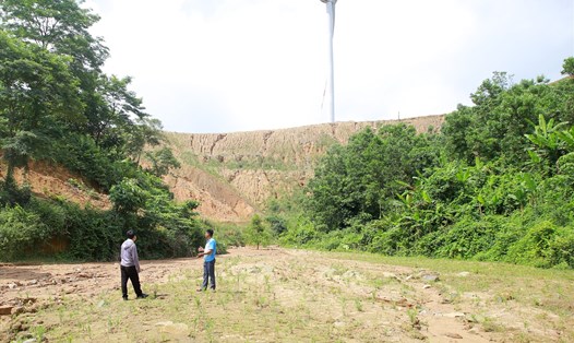 Ruộng lúa nước của người dân bị đất đá ở bãi thải của dự án điện gió ở xã Húc bồi lấp cả mét. Ảnh: Hưng Thơ.