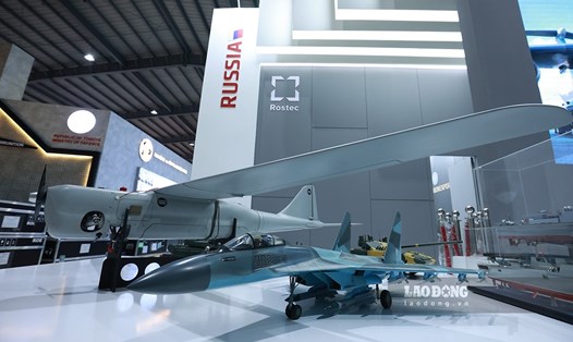 Tập đoàn xuất khẩu vũ khí của Nga giới thiệu máy bay Su-57E tại Triển lãm Quốc phòng quốc tế Việt Nam 2022. Ảnh: Hải Nguyễn