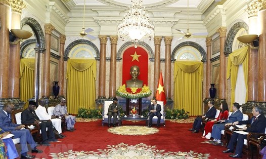 Chủ tịch nước Nguyễn Xuân Phúc hoan nghênh Phó Tổng thống Nigeria Y. Osinbajo lần đầu thăm Việt Nam. Ảnh: TTXVN