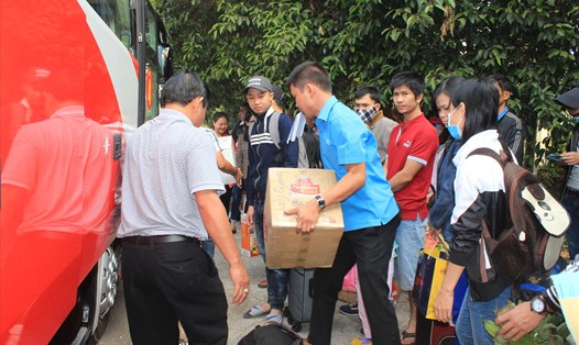 Công đoàn hỗ trợ vé xe về quê đón Tết cho NLĐ tại tỉnh Đồng Nai. 
Ảnh: Hà Anh Chiến