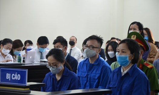 Nguyễn Thị Hà Thành (ngoài cùng, bên phải) cùng các bị cáo tại toà hồi tháng 5 trong vụ án lừa đảo chiếm đoạt tài sản. Ảnh: Việt Dũng