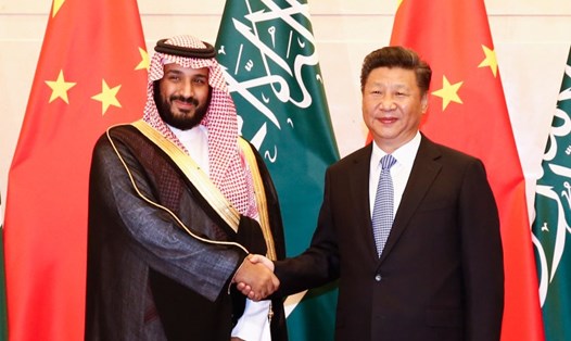 Chủ tịch Trung Quốc Tập Cận Bình và Thái tử Saudi Arabia Mohammed bin Salman trong cuộc gặp năm 2016. Ảnh: AFP