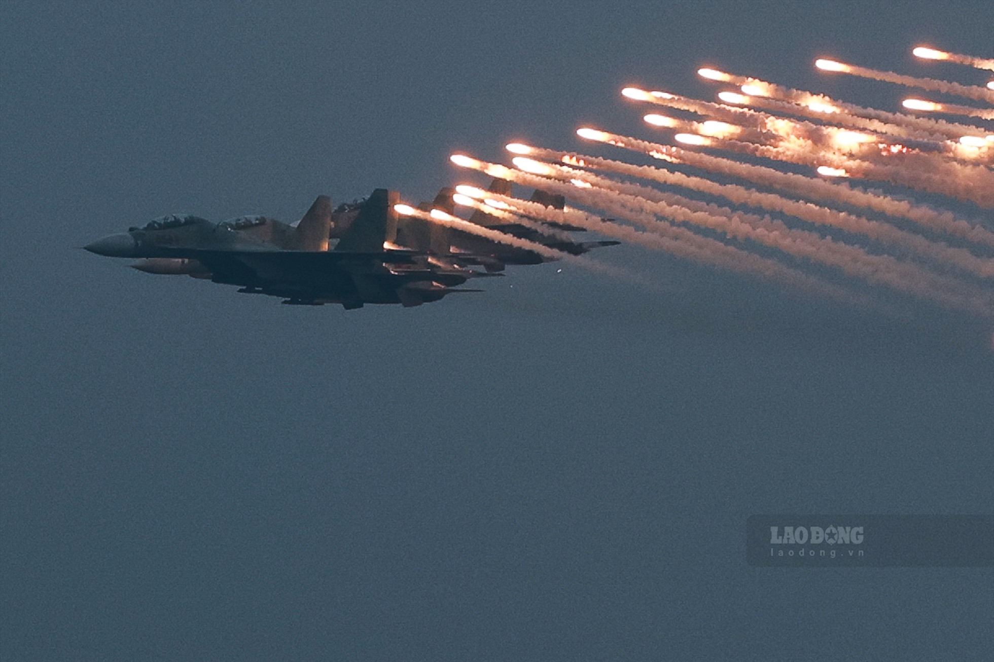 Phi đội SU-30MKII thả pháo sáng chào mừng triển lãm quốc phòng quốc tế Việt Nam 2022.
