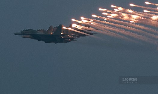 Phi đội SU-30MKII thả pháo sáng chào mừng triển lãm quốc phòng quốc tế Việt Nam 2022.