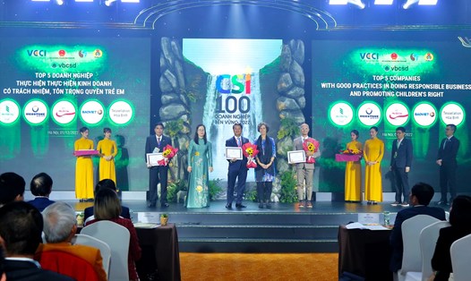Prudential Việt Nam nhận giải thưởng Top 5 Doanh nghiệp thực hiện kinh doanh có trách nhiệm, tôn trọng quyền trẻ em. Ảnh: DN cung cấp.